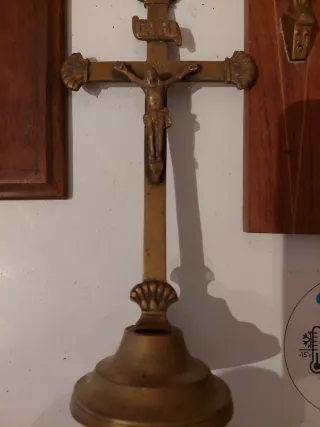 Colección de crucifijos de madera y metal