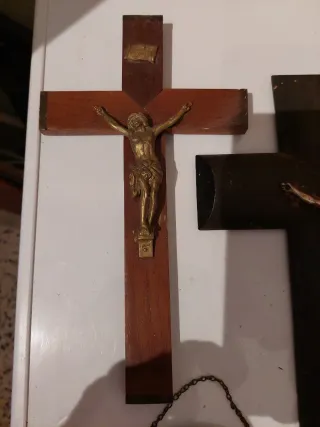 Colección de crucifijos de madera y metal