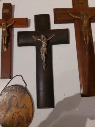 Colección de crucifijos de madera y metal