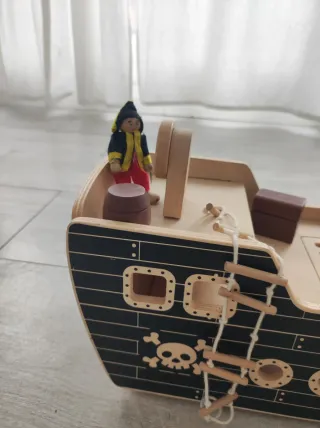 Barco pirata de madera para jugar.