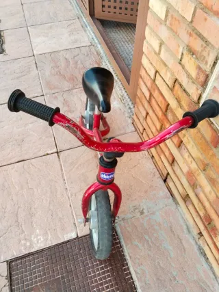 Bicicleta sin pedales roja