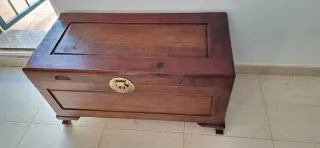 2 Baules de madera maciza con detalles metálicos.