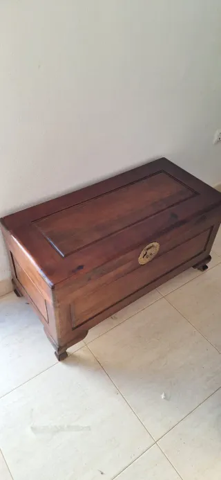 2 Baules de madera maciza con detalles metálicos.