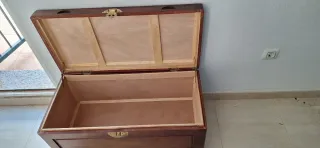 2 Baules de madera maciza con detalles metálicos.