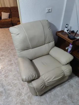 Sillón reclinable y mando de masaj de piel beige