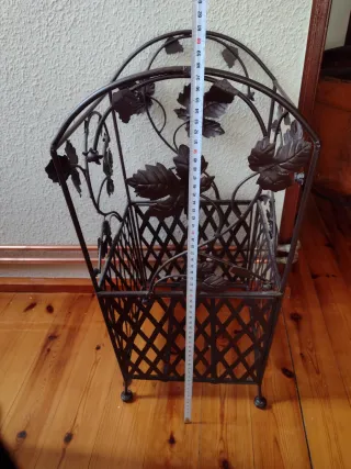 Paragüero de forja con diseño de hojas