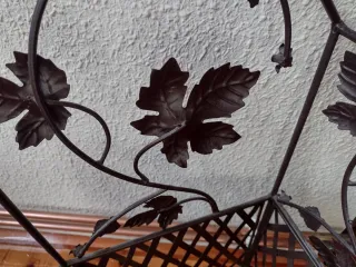 Paragüero de forja con diseño de hojas