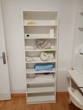 Estantería blanca de madera