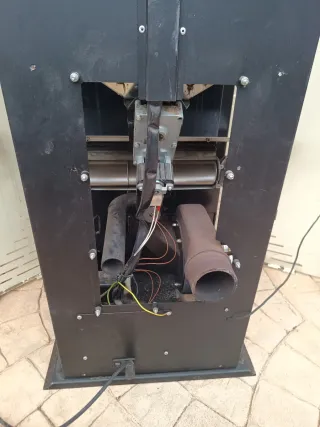 Estufa de pellets negra y beige