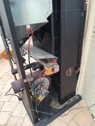 Estufa de pellets negra y beige