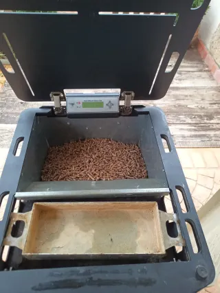 Estufa de pellets negra y beige