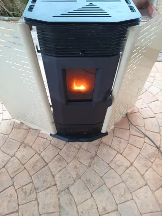 Estufa de pellets negra y beige