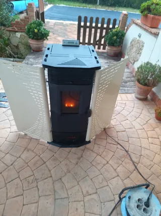 Estufa de pellets negra y beige