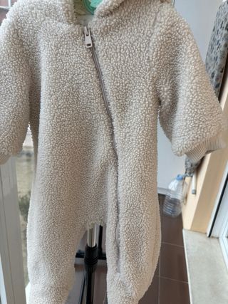 Buzo unisex 6/9 meses marca mango