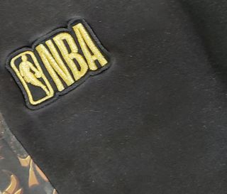 Jogger NBA negro con logos bordados · XS
