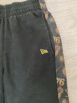 Jogger NBA negro con logos bordados · XS