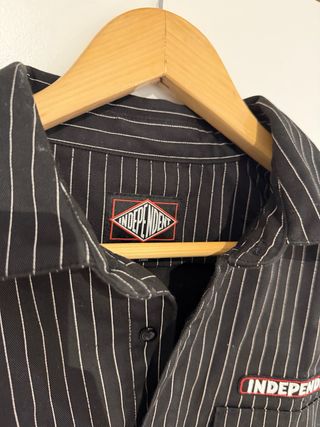 Camicia Independent Nera con Strisce Bianche
