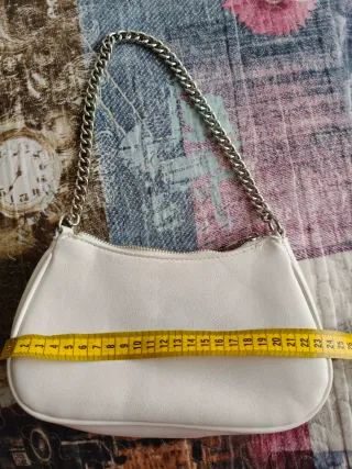 Bolso de mano blanco con cadena