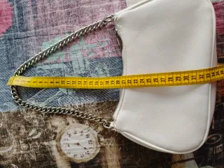 Bolso de mano blanco con cadena