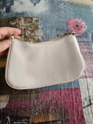 Bolso de mano blanco con cadena