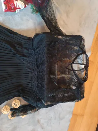 Vestido negro encaje y plisado