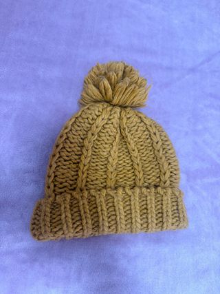 Gorro de lana mostaza con pompón