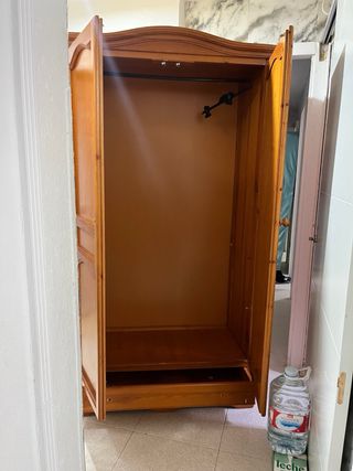 Armario de madera marrón con cajón