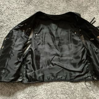 Chaleco cuero negro de mujer “Harley Davidson”.