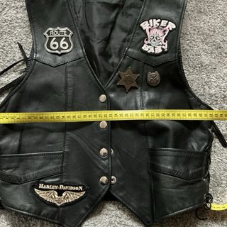 Chaleco cuero negro de mujer “Harley Davidson”.