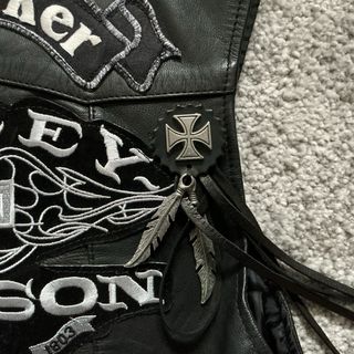 Chaleco cuero negro de mujer “Harley Davidson”.