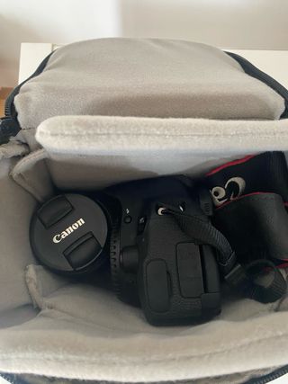 Canon EOS 700D com lente 18-55mm