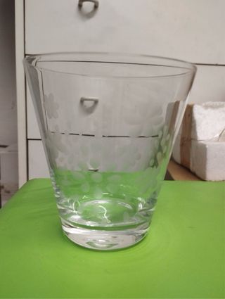 4 vasos de agua con flores