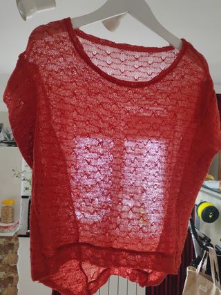 Camisa roja de punto calado