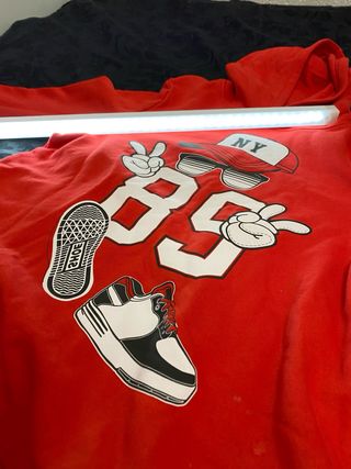 Sudadera Roja con Diseño Gráfico Talla M