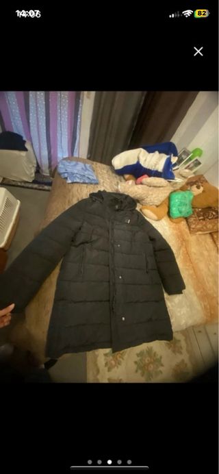 Abrigo largo negro con capucha