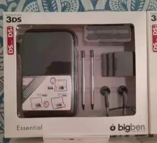 NUEVO. 2 Packs fundas DSi con accesorios