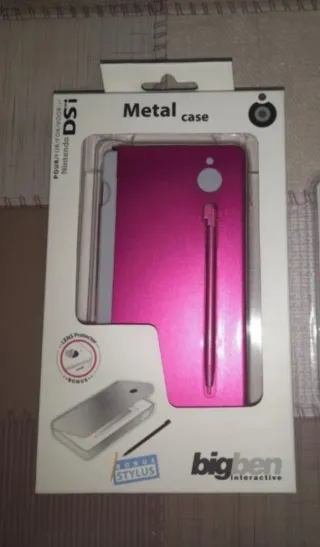 NUEVO. 2 Packs fundas DSi con accesorios