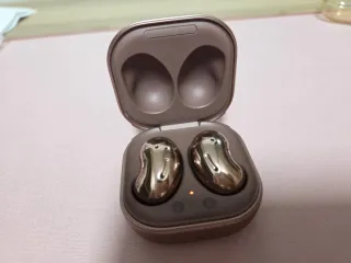 Samsung Galaxy Buds Live de color bronce