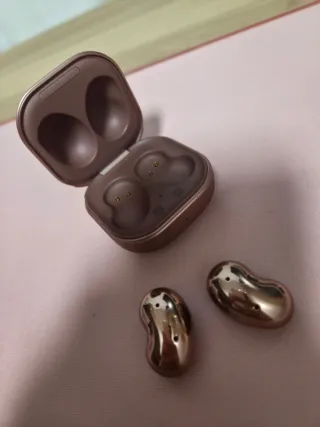 Samsung Galaxy Buds Live de color bronce
