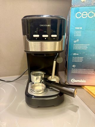 Cafetera Cecotec con brazo