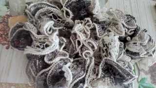 Sciarpa volant artigianale grigio e bianco