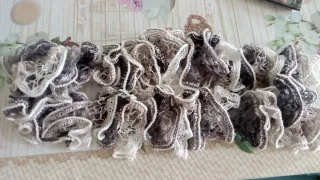 Sciarpa volant artigianale grigio e bianco