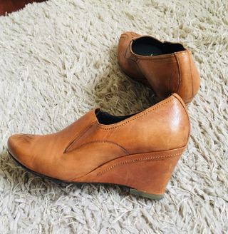 Zapatos cuña piel camel 40