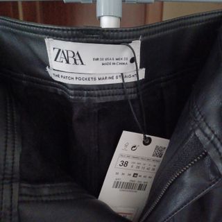 Pantalón marine efecto piel Zara negro Talla 38