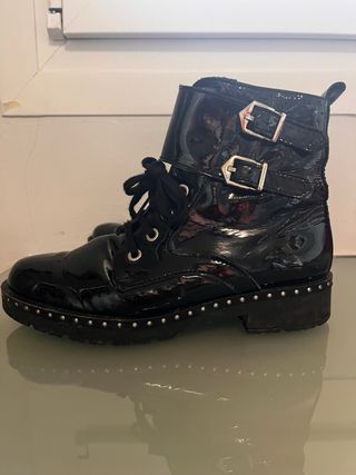 Botines negros charol con tachuelas