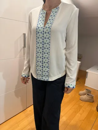 Camisa blanca con bordado azul