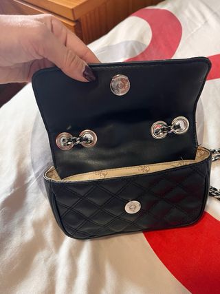 Bolso Guess Negro Acolchado Cadena Plata