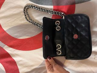 Bolso Guess Negro Acolchado Cadena Plata