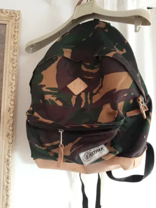 Mochila Eastpak camuflaje