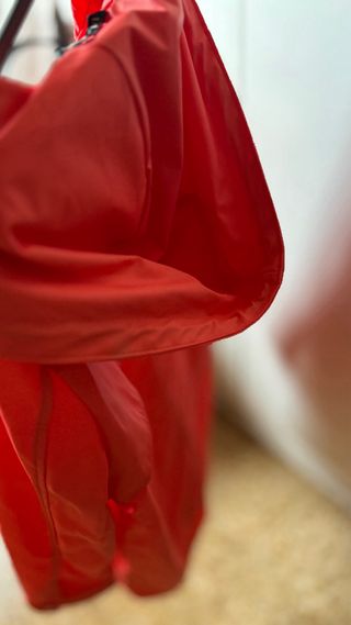 Chubasquero rosa/rojo con capucha